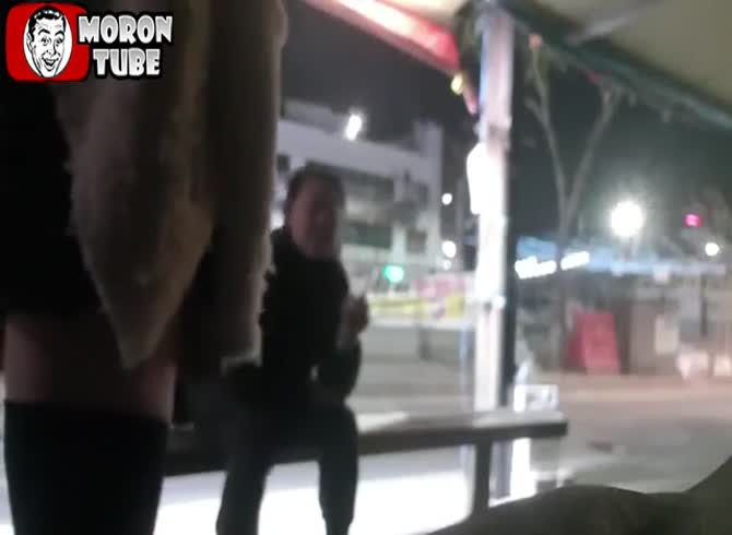 Video :A rather unique method of bus waiting!
